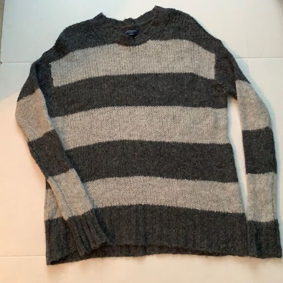 American Eagle small pull over sweater - Picture 1 of 4